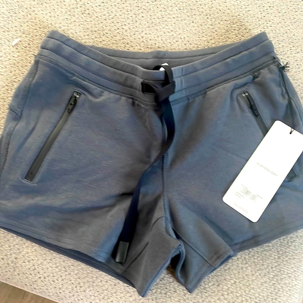 NWT Alo yoga shorts.